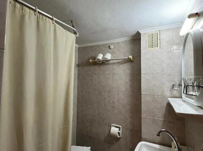 Asterias - Seafront 호텔 2*